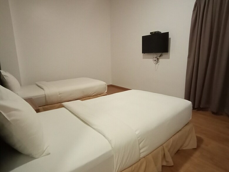 Oyo 89915 East Mount Hotel