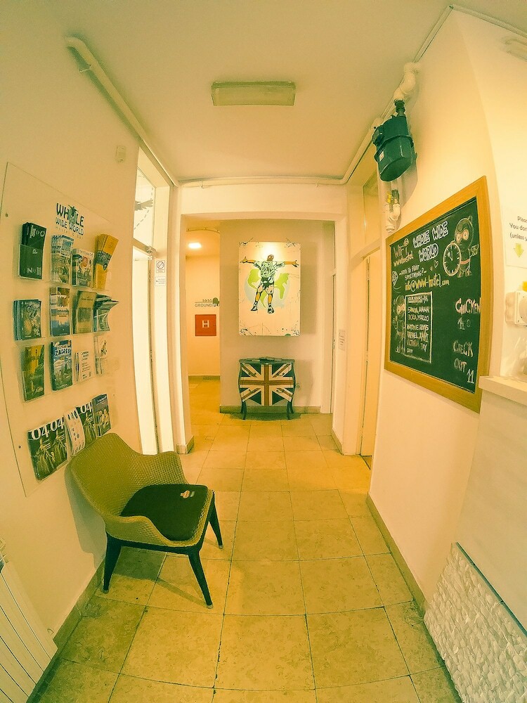Hostal Whole Wide World Hostel & Bar