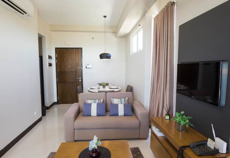 Aparthotel Csuites At 8 Newtown Residences