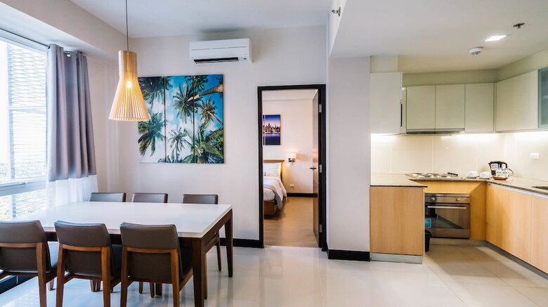 Aparthotel Csuites At 8 Newtown Residences
