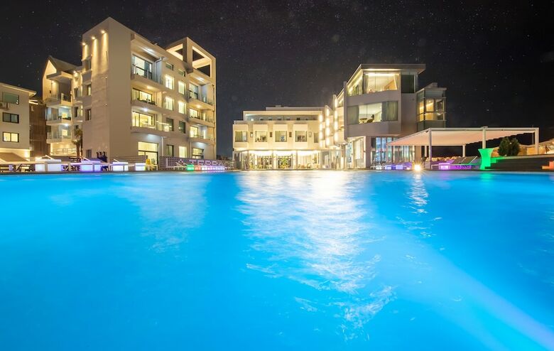La Terrace Club Hotel & Villa