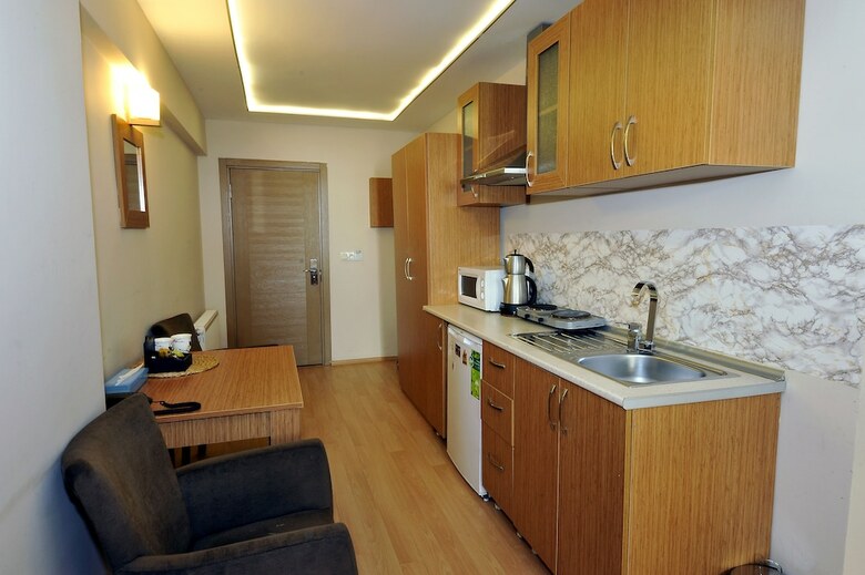 Hotel Aiza Suites
