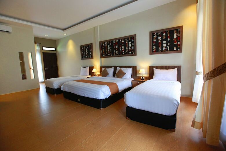 Green Tropical Village Hotel & Resort