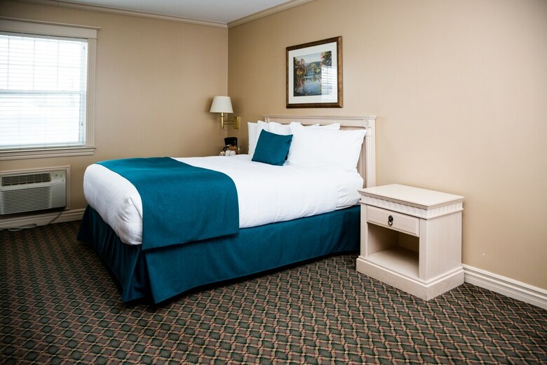 Hotel Royal Inn & Suites
