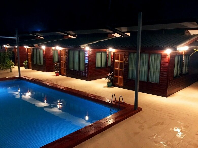 Hotel Chuchai Buri Sri Amphawa