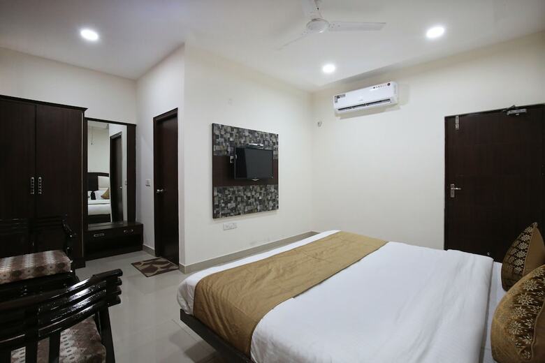 Oyo 4856 Hotel The Benz