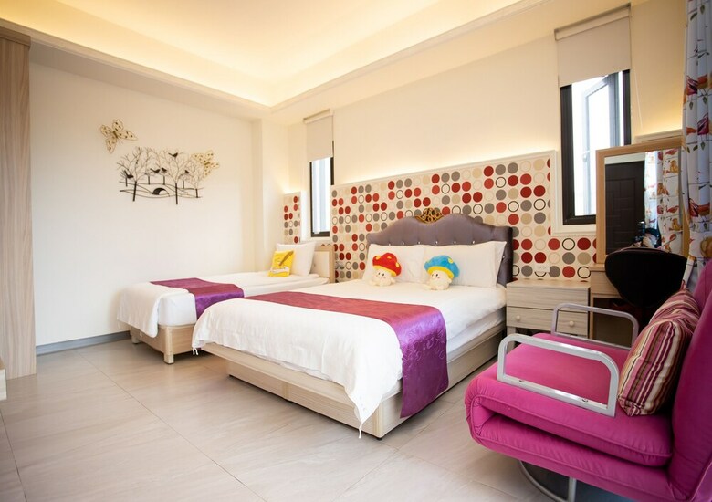 Hotel Happiness Is Coming (sunwater)