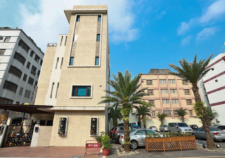 Hotel Happiness Is Coming (sunwater)