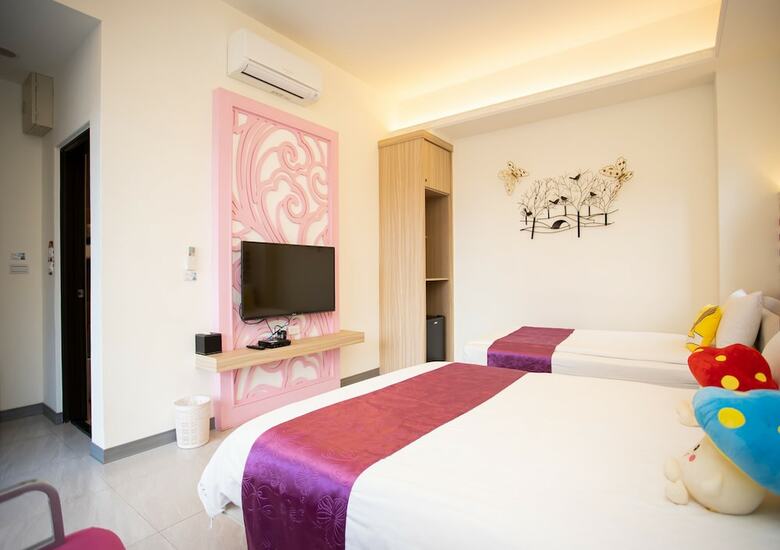 Hotel Happiness Is Coming (sunwater)