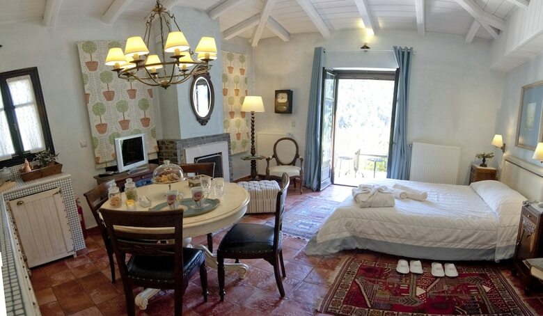 Hotel Ostra Mainalon Luxury Suites