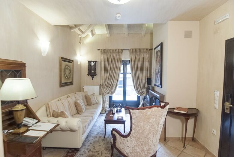 Hotel Ostra Mainalon Luxury Suites