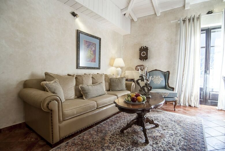 Hotel Ostra Mainalon Luxury Suites