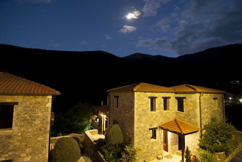 Hotel Ostra Mainalon Luxury Suites