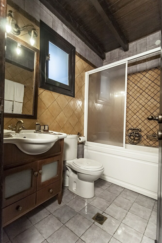 Hotel Ostra Mainalon Luxury Suites