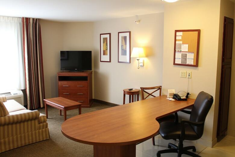 Hotel Candlewood Suites Airport