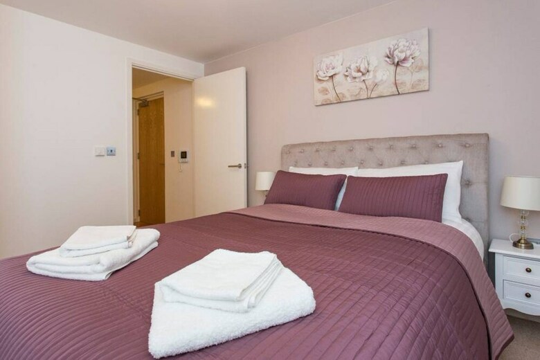 Luxury 1 Bed Apartment With Balcony In Greenwich
