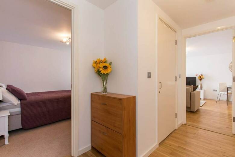 Luxury 1 Bed Apartment With Balcony In Greenwich