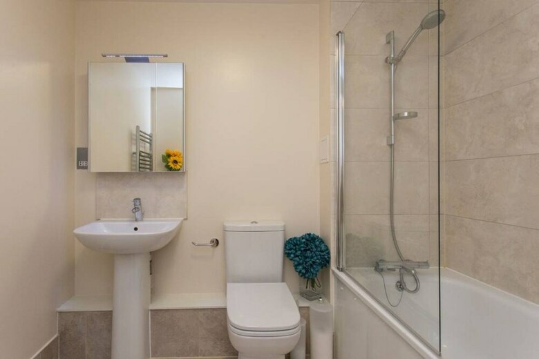 Luxury 1 Bed Apartment With Balcony In Greenwich