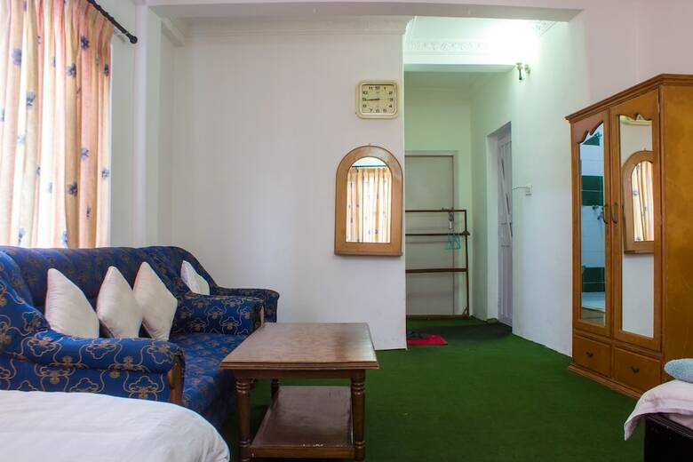 Hotel Giri Guest House