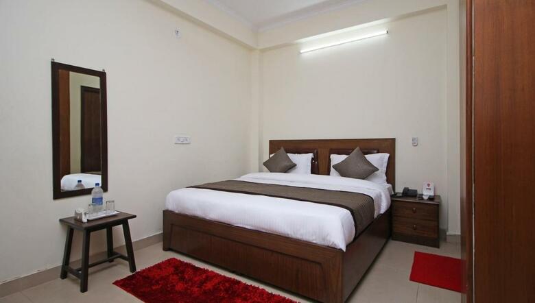 Hotel Oyo 9273 Surya Palace
