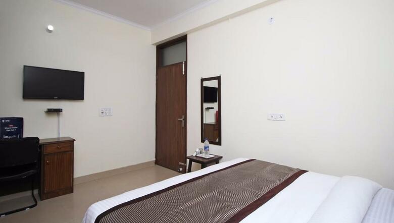 Hotel Oyo 9273 Surya Palace