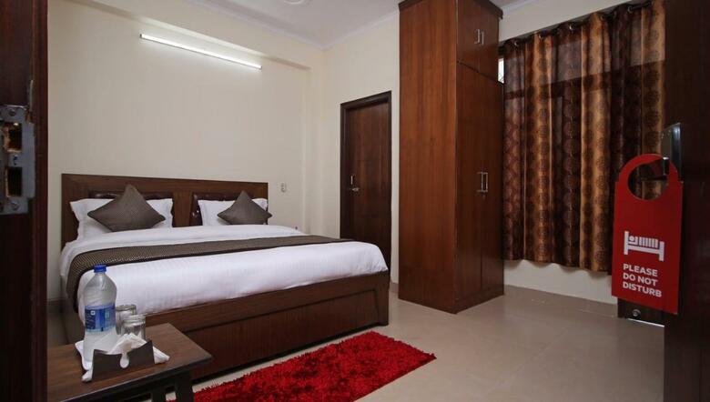 Hotel Oyo 9273 Surya Palace