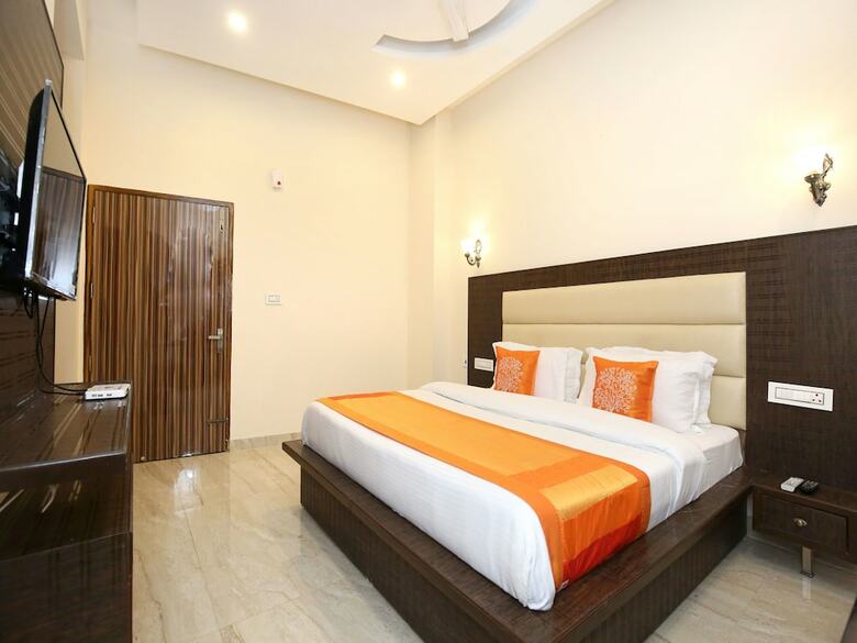 Oyo 10330 Hotel Golden Brooks