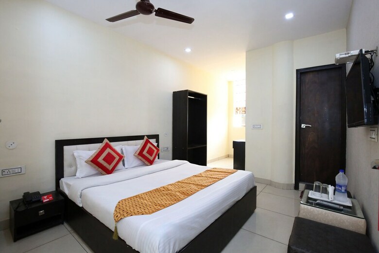 Oyo 9323 Hotel Sidana Solitaires