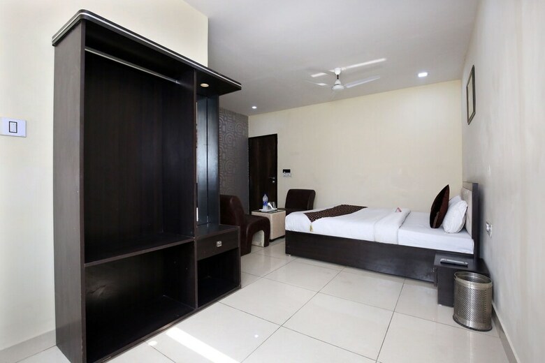 Oyo 9323 Hotel Sidana Solitaires