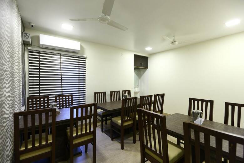 Hotel Oyo 7850 Royal Elite
