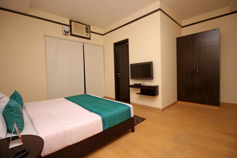 Hotel Oyo 6558 Sd Royal Inn