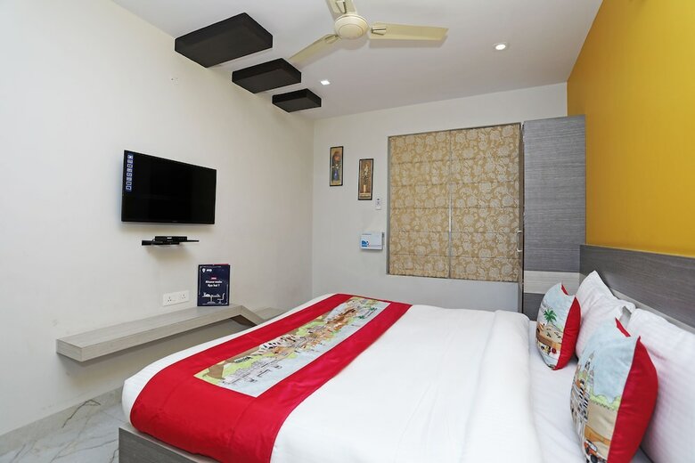 Oyo 10228 Hotel Chandramouli