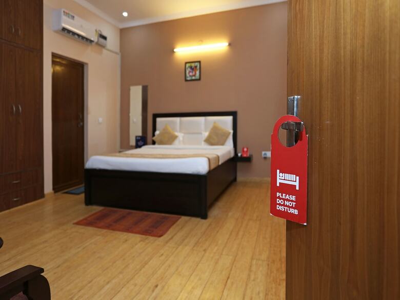 Hotel Oyo 9341 Mascot Pentazz