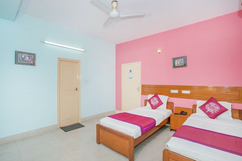 Oyo 11592 Hotel Red Carpet Residence