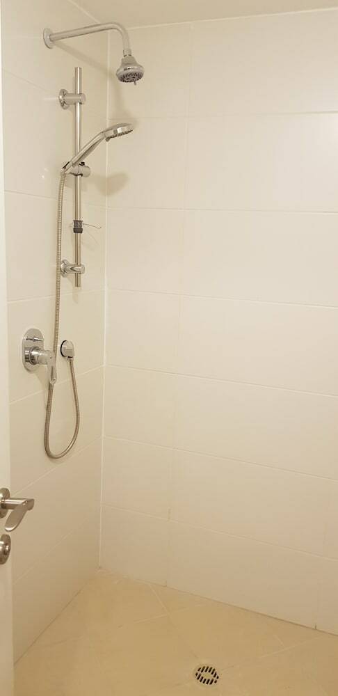 Hotel Private Bed And Bathroom In Netanya