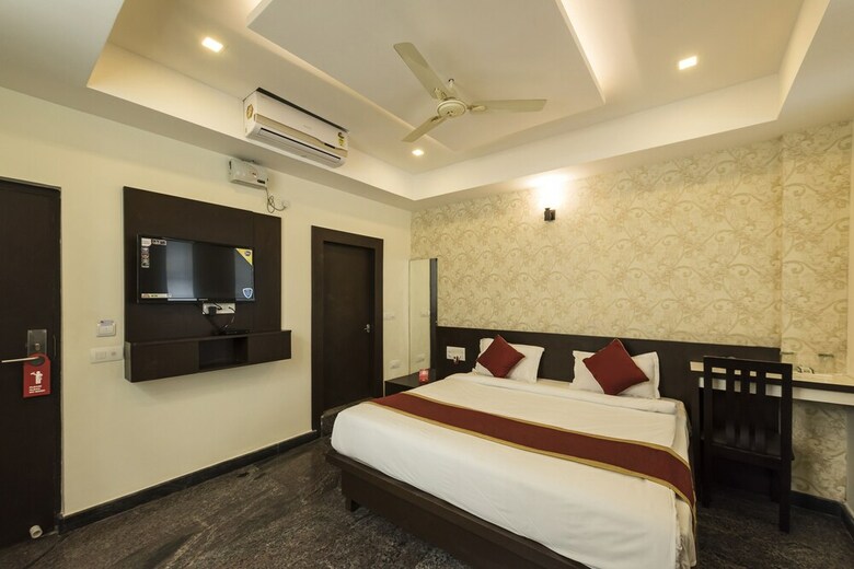 Oyo 11414 Hotel Silver Suites