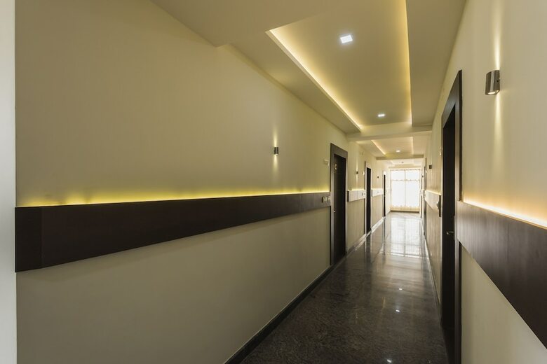 Oyo 11414 Hotel Silver Suites