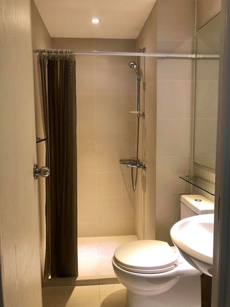 Azure Rio West Wavepool 1br Near Airport
