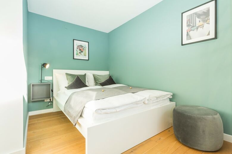 Room 4 Apartments