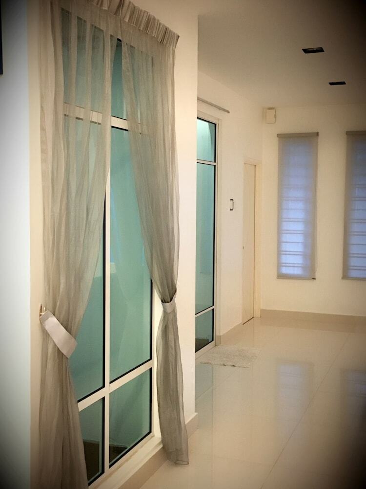 Ibook 1 - Luxury Holiday Homestay