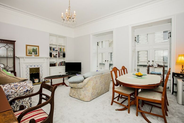 2 Bedroom Apartment In Westminister