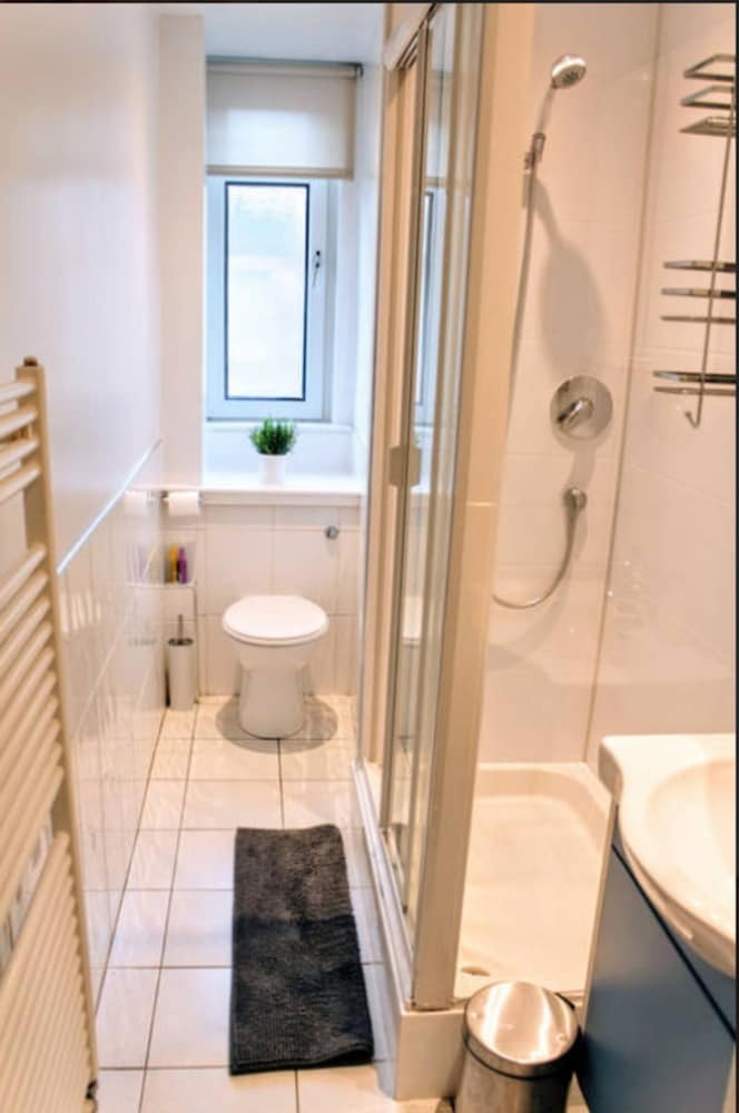 1 Bedroom Apartment In Leafy Morningside