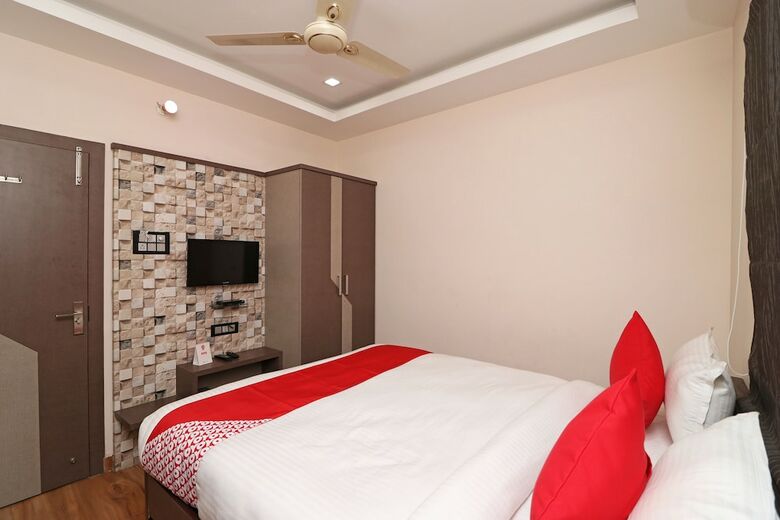Oyo 11723 Hotel Barney Grand