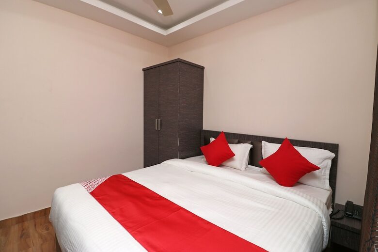 Oyo 11723 Hotel Barney Grand