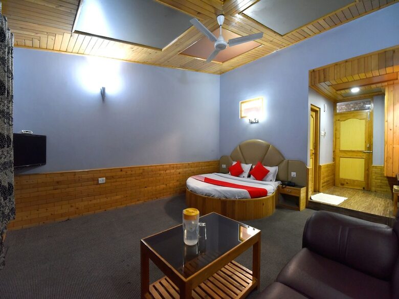 Oyo 13218 Hotel Hollywood
