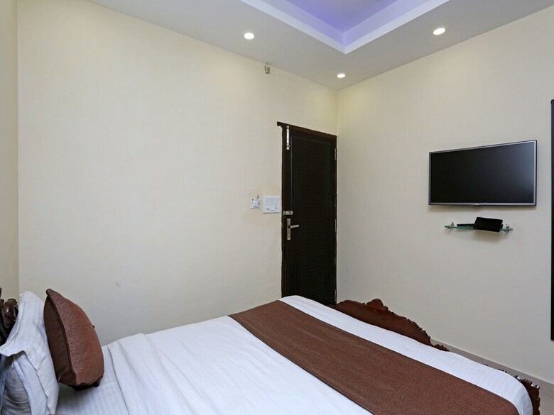 Oyo 13243 Hotel City Castle