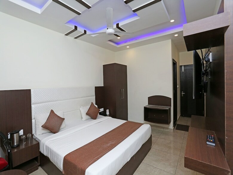 Oyo 13243 Hotel City Castle
