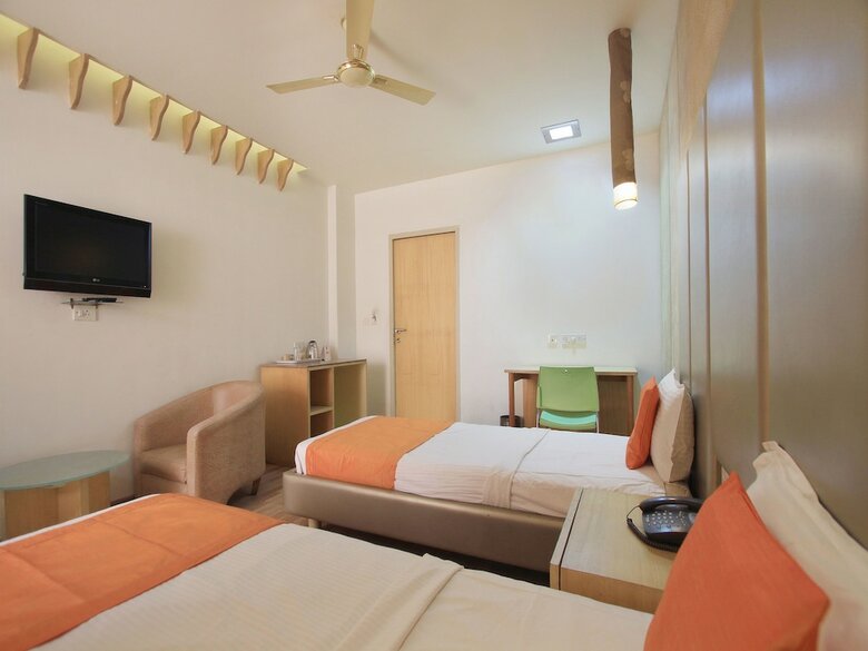 Oyo 11883 Hotel Purple Inn