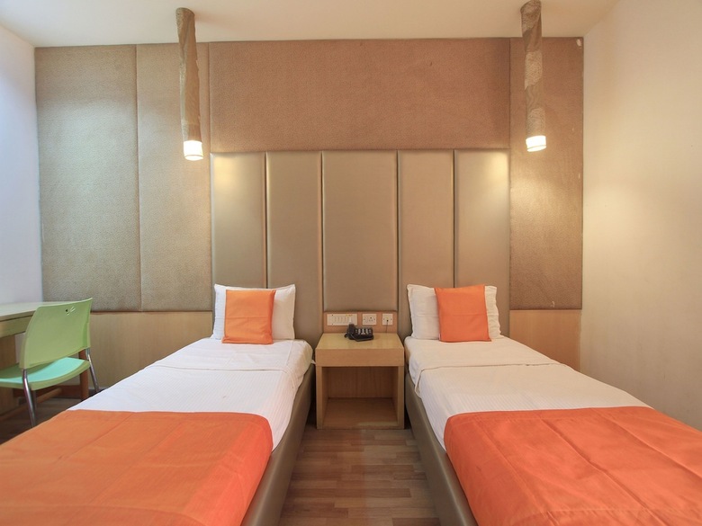 Oyo 11883 Hotel Purple Inn