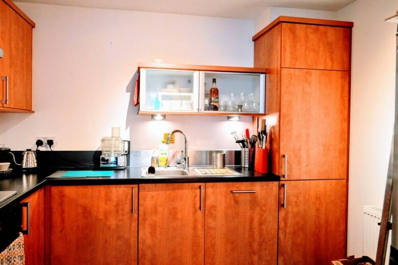 Modern 2 Bedroom Apartment Near The Sea